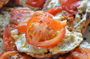 Tomatbrød med stegt røget medister