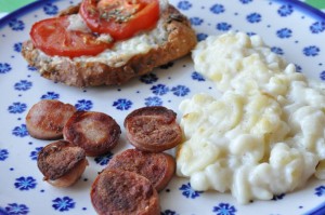 Røget medister på pande med tomatbrød og gratineret makaroni