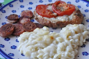 Tomatbrød med stegt røget medister