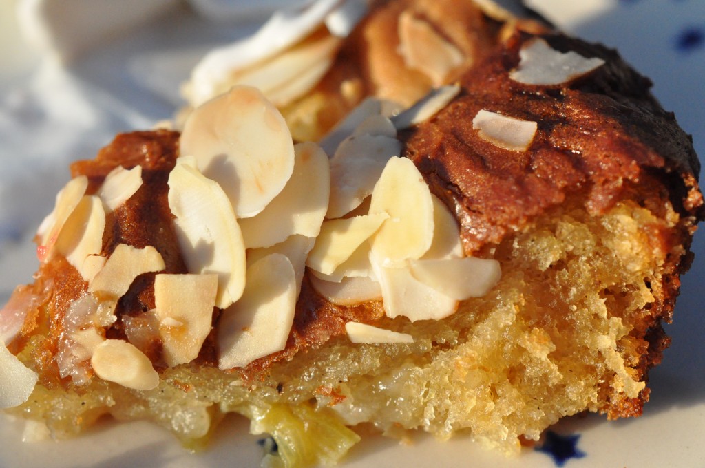 Rabarberkage med marcipan og skyr opskrift