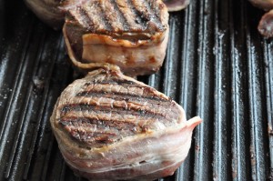 Oksemedaljon med bacon på grill eller pande