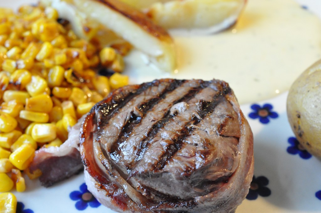 Oksemedaljon med bacon på grill eller pande