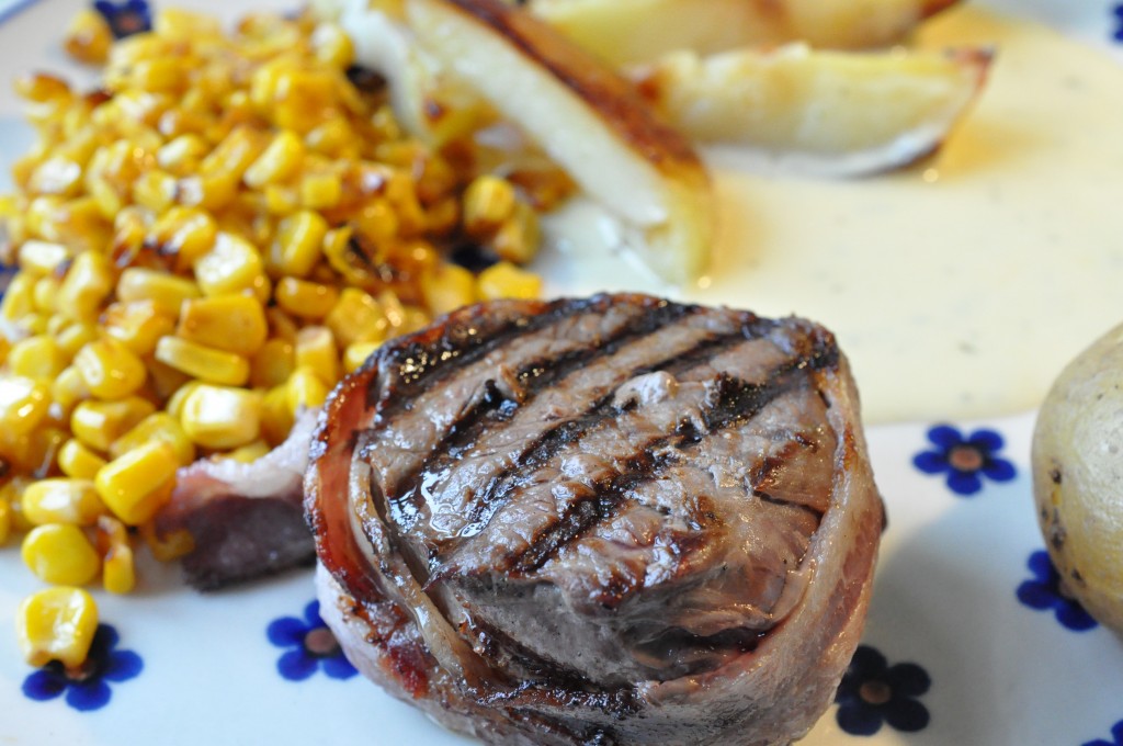 Oksemedaljon med bacon på grill eller pande