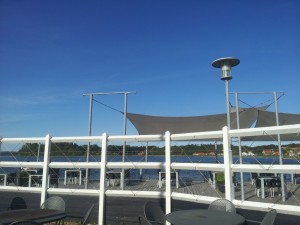 Grillbuffet og himmel og hav i Mariager