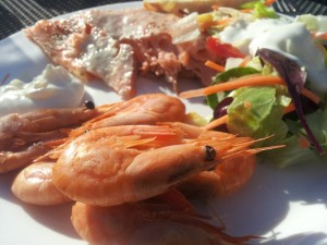 Grillbuffet og himmel og hav i Mariager