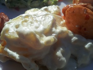 Grillbuffet og himmel og hav i Mariager