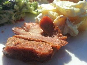 Grillbuffet og himmel og hav i Mariager