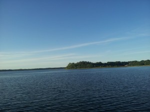Grillbuffet og himmel og hav i Mariager