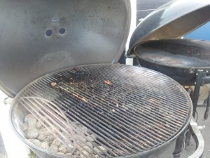 Grillbuffet og himmel og hav i Mariager