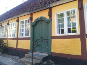 Grillbuffet og himmel og hav i Mariager