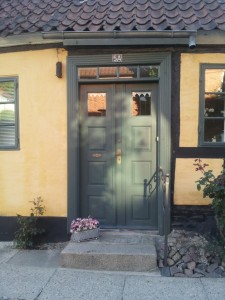 Grillbuffet og himmel og hav i Mariager