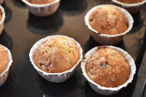 Rabarbermuffins med hvid chokolade & kokos