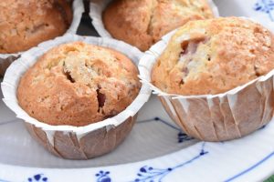 Rabarbermuffins med hvid chokolade & kokos
