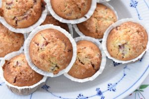 Rabarbermuffins med hvid chokolade & kokos