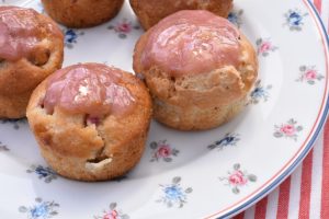 Rabarbermuffins med hvid chokolade & kokos