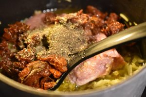 Kødsovs med kylling - pastaret med kyllingefars - retten svitses sammen i gryde