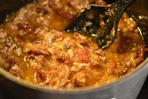 Kødsovs med kylling - pastaret med kyllingefars - retten svitses sammen i gryde