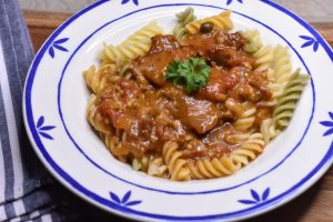 Kødsovs med kylling - pastaret med kyllingefars - retten svitses sammen i gryde