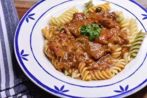 Kødsovs med kylling - pastaret med kyllingefars - retten svitses sammen i gryde