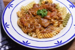 Kødsovs med kylling - pastaret med kyllingefars - retten svitses sammen i gryde