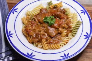 Kødsovs med kylling - pastaret med kyllingefars - retten svitses sammen i gryde