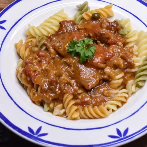 Kødsovs med kylling - pastaret med kyllingefars - retten svitses sammen i gryde