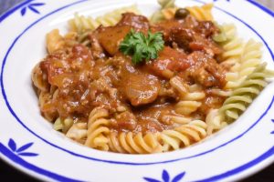 Kødsovs med kylling - pastaret med kyllingefars - retten svitses sammen i gryde