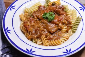 Kødsovs med kylling - pastaret med kyllingefars - retten svitses sammen i gryde