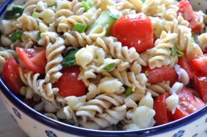 Pastasalat med grønt og olie eddike dressing