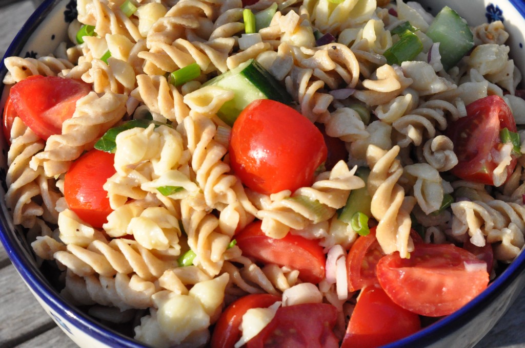 Pastasalat med grønt og olie eddike dressing
