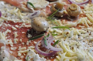 Pizza a la flammkuchen med skinke og løg