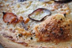 Pizza a la flammkuchen med skinke og løg
