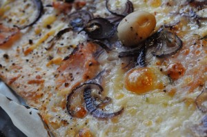 Pizza a la flammkuchen med skinke og løg