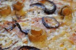 Pizza a la flammkuchen med skinke og løg