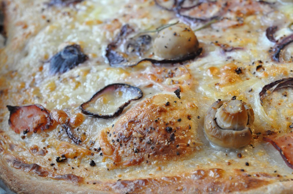 Pizza a la flammkuchen med skinke og løg