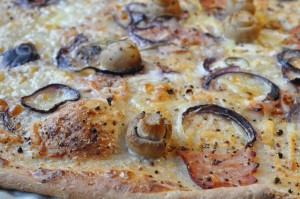 Pizza a la flammkuchen med skinke og løg