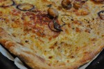 Pizza a la flammkuchen med skinke og løg