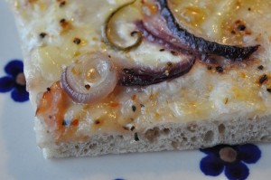 Pizza a la flammkuchen med skinke og løg