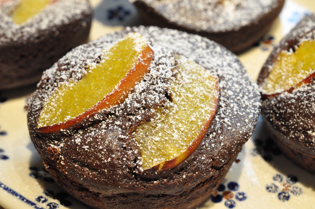 Chokolademuffins med nektariner og Marsbar