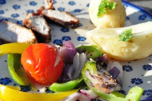 Svinefilet på grill - marineret svinekam med tilbehør