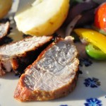 Marineret svinefilet på grill med tilbehør