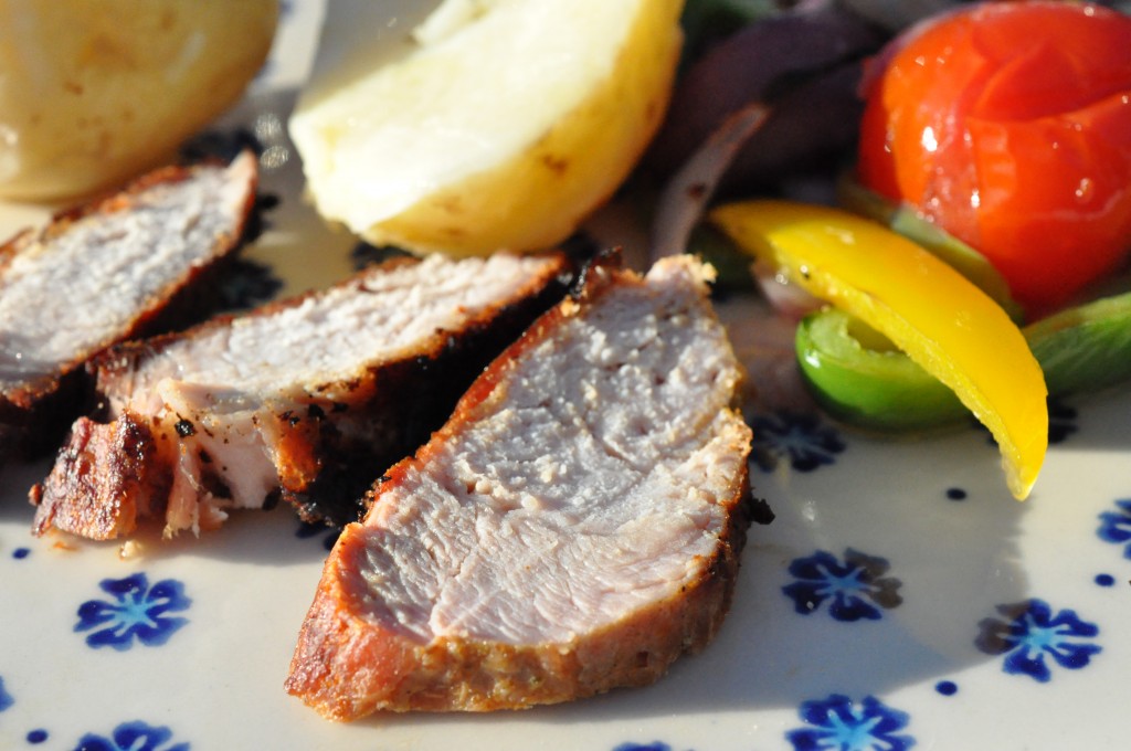 Marineret svinefilet på grill med tilbehør