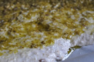 Madbrød med pesto af koldhævet dej