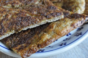 Madbrød med pesto af koldhævet dej