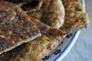Madbrød med pesto af koldhævet dej