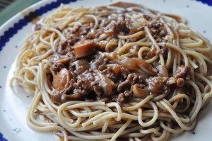 Millionbøf med pølser & champignon - opskrift