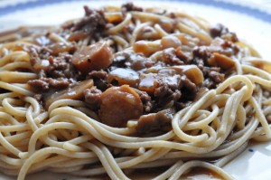 Millionbøf med pølser & champignon - opskrift