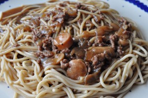DSC_7348 • nogetiovnen.dk Millionbøf med pølser & champignon - opskrift