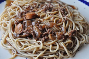 Millionbøf med pølser & champignon - opskrift