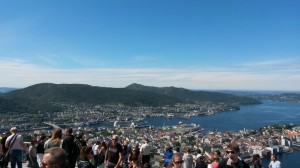 Smukke Bergen og koteletter med sommergrønt